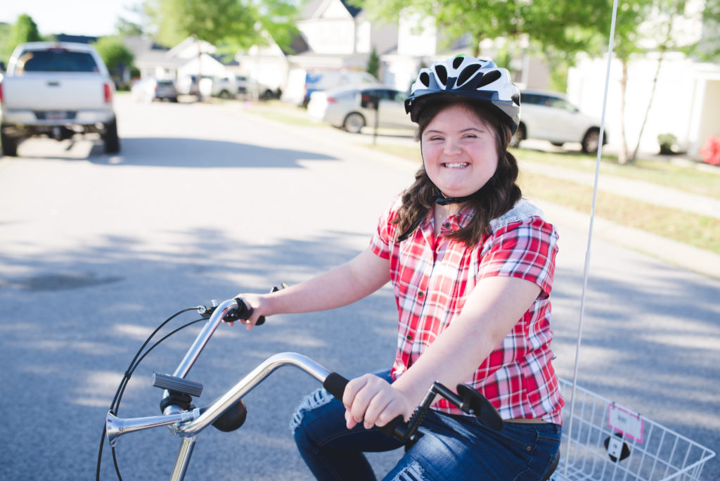 chica montando en bicicleta con casco