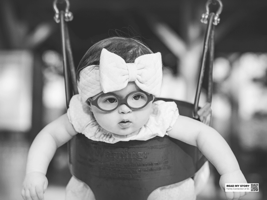 niña sentada en un columpio