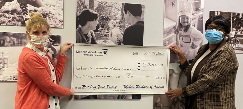 Amy Holbert recibe un cheque de Modern Woodmen