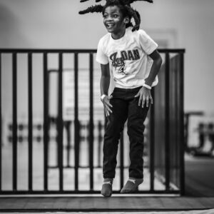 un niño salta en un trampolín