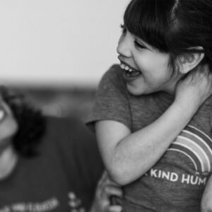 una niña se ríe con su madre