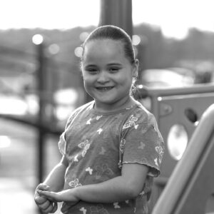 niña sonriente en un parque infantil