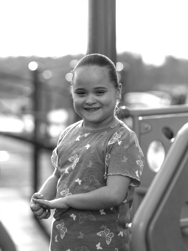 niña sonriente en un parque infantil