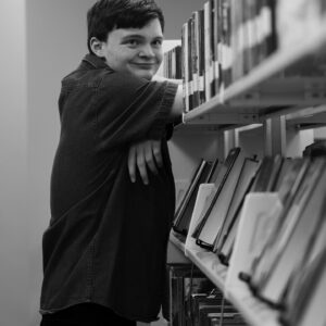 joven en una biblioteca