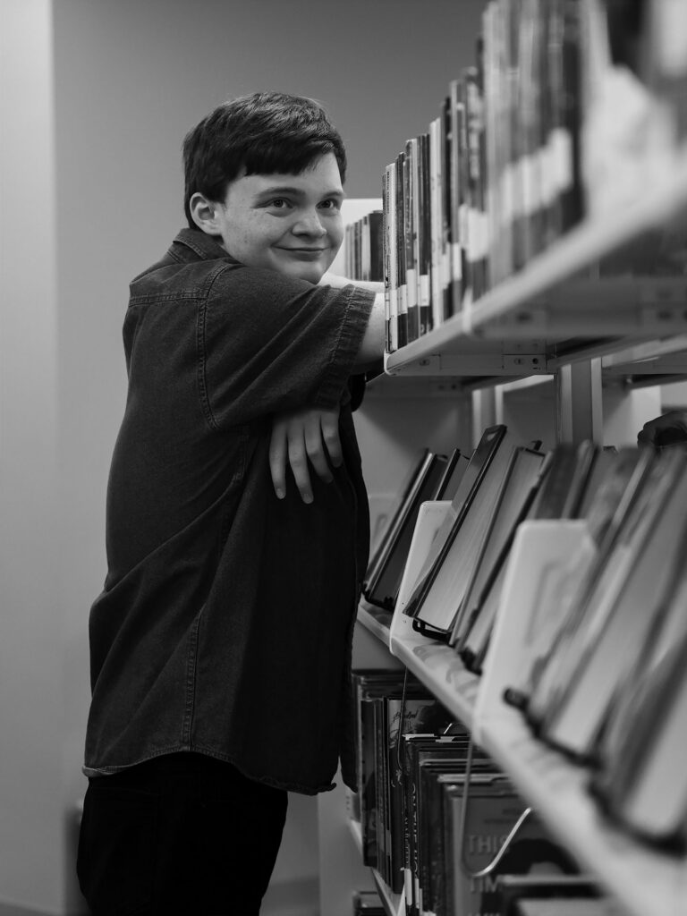 joven en una biblioteca