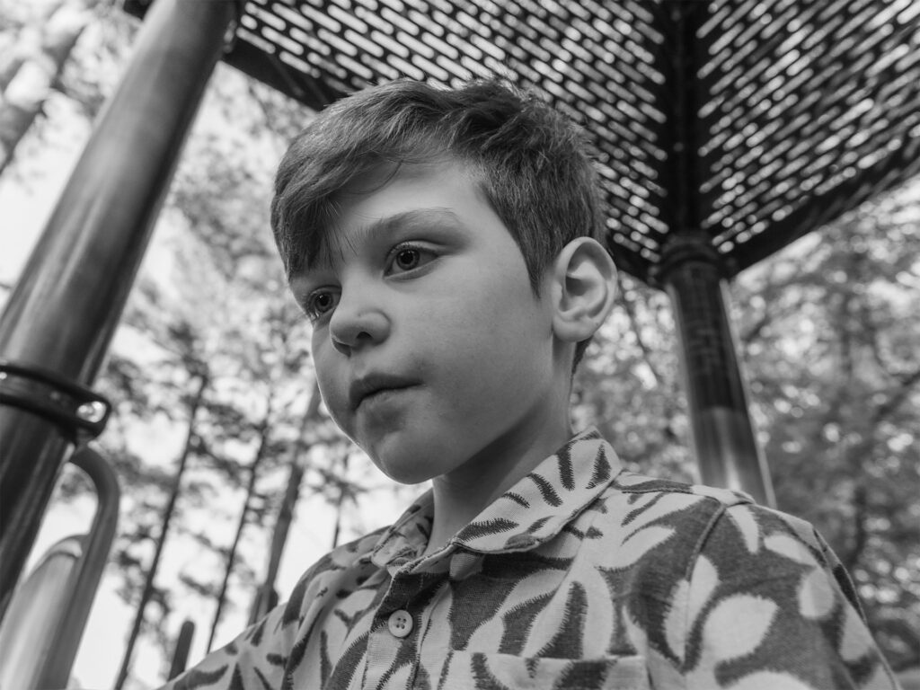 niño en un parque infantil