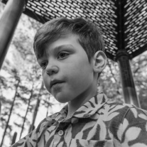niño en un parque infantil