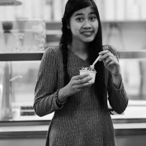 mujer joven comiendo helado