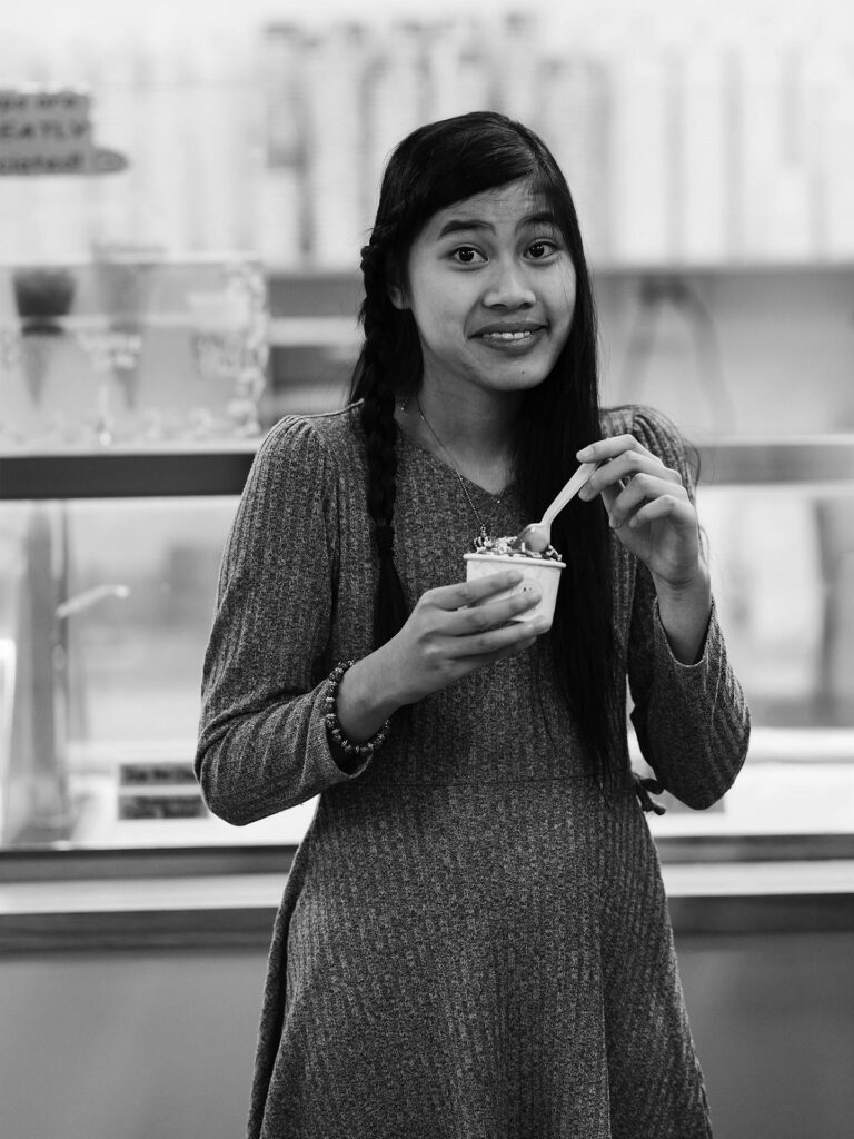mujer joven comiendo helado
