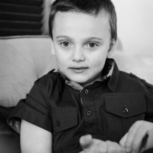 niño sentado