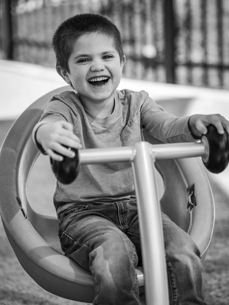 un niño se ríe en el patio de recreo