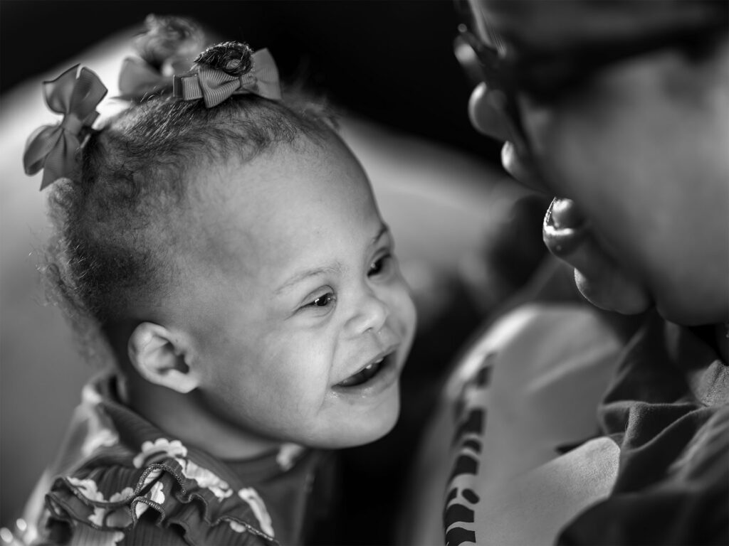 la niña sonríe a su madre