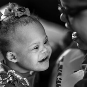 la niña sonríe a su madre