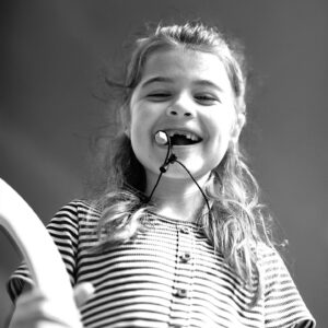 joven sonriente a la que le faltan dientes