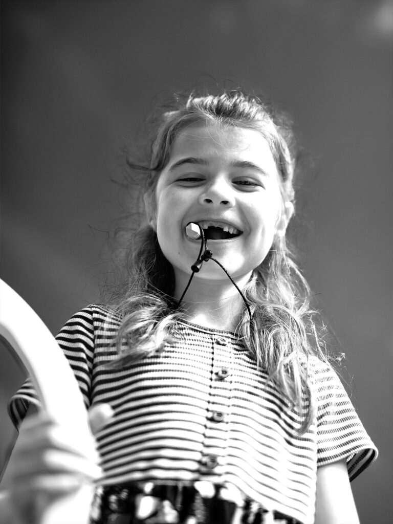 joven sonriente a la que le faltan dientes