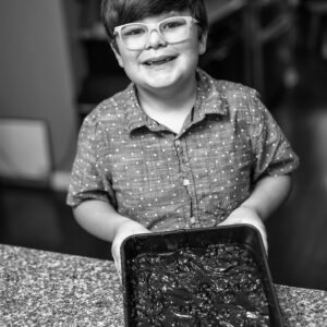 niño haciendo brownies