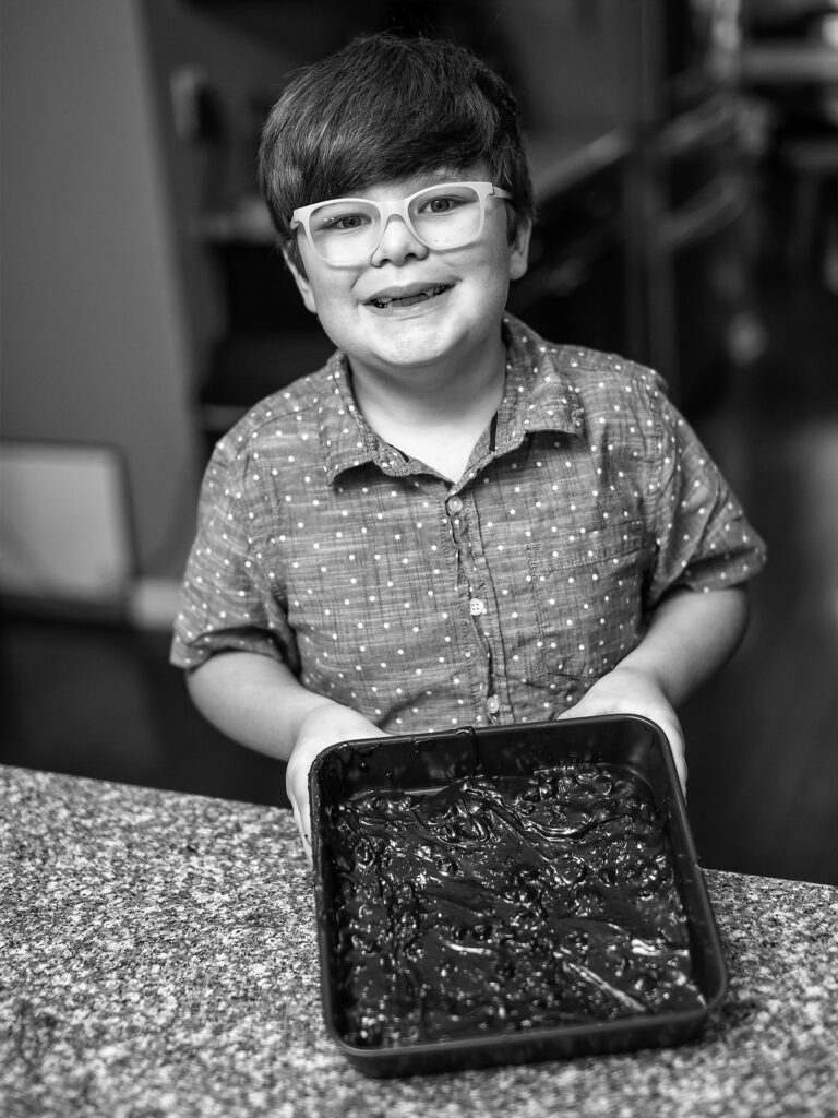 niño haciendo brownies