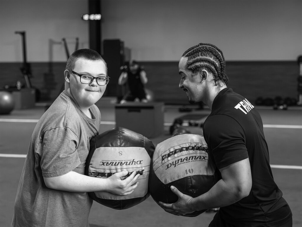 dos jóvenes entrenan en el gimnasio