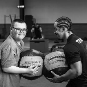 dos jóvenes entrenan en el gimnasio
