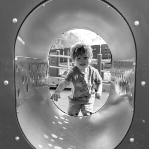 un niño trepa por un túnel