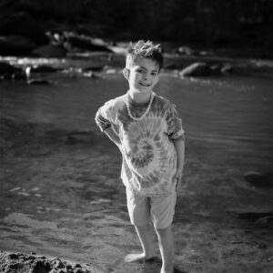 un niño juega en el río