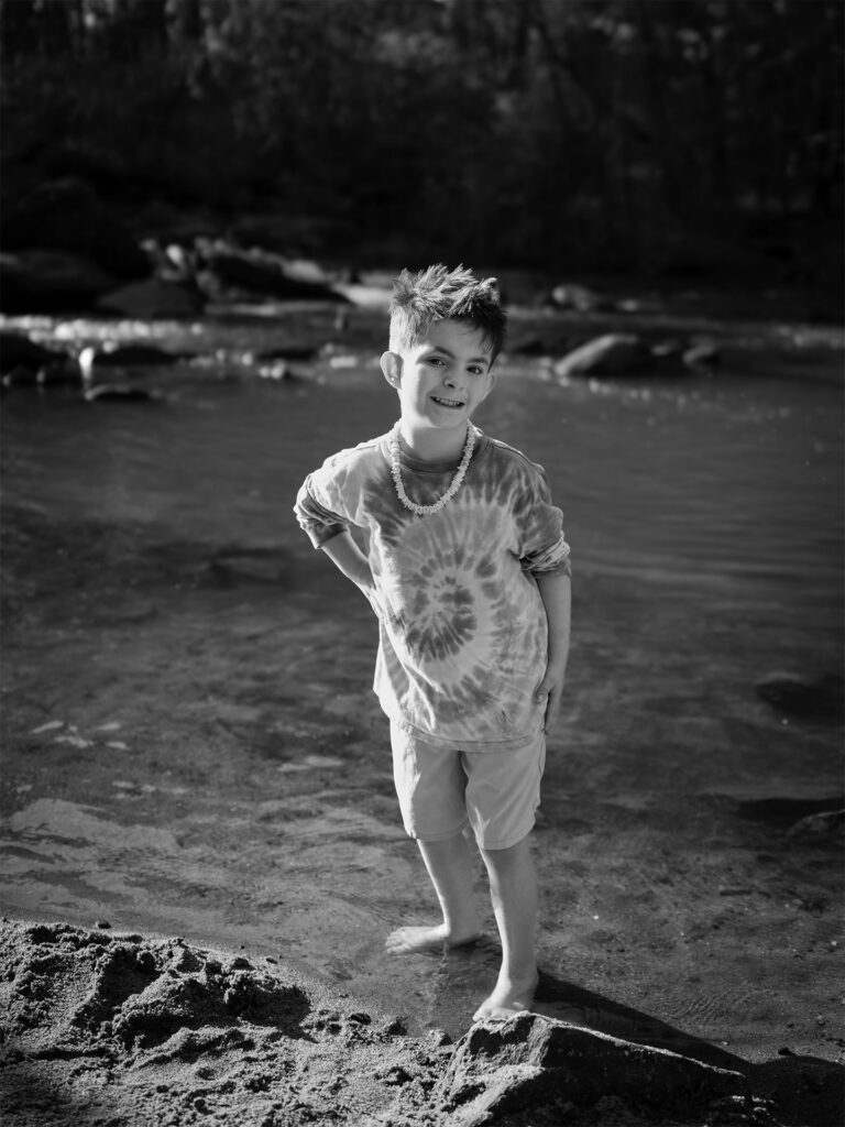 un niño juega en el río