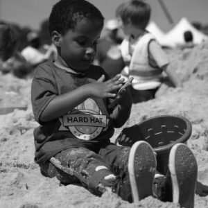 un niño juega en la arena