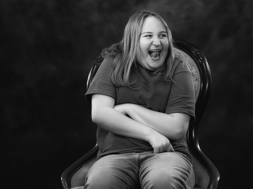 la joven se ríe en su asiento