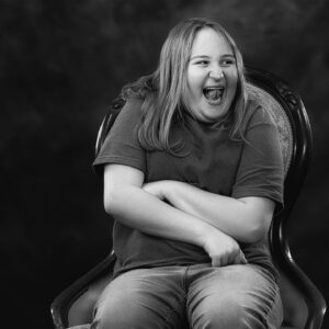 la joven se ríe en su asiento