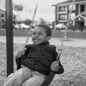 niño en un columpio